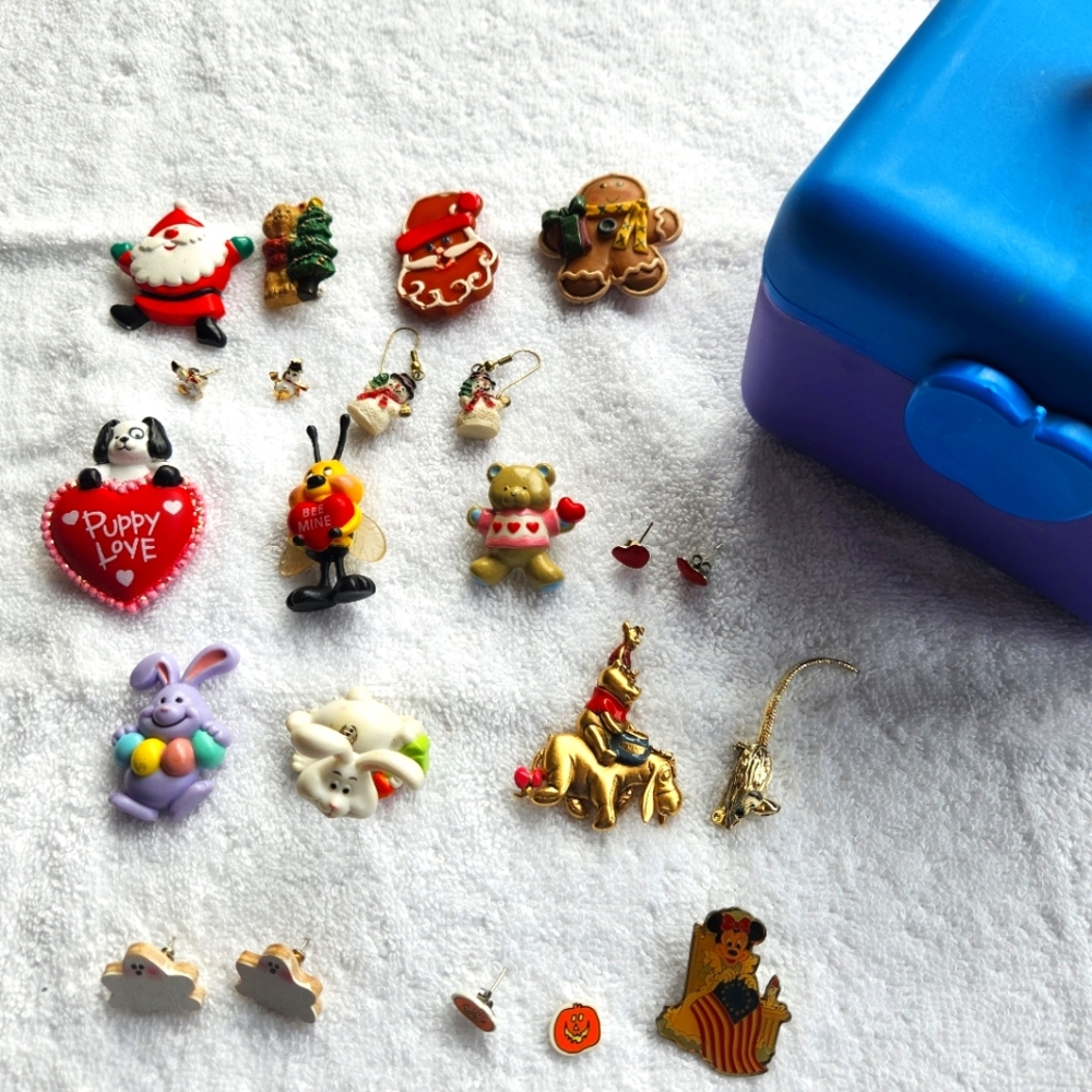 Kids bundle of pins and earrings plus a vintage kaboodle. 17 pieces & kaboodle.